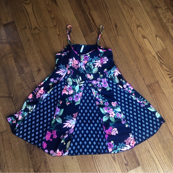 DRESS SPAGHETTI STRAP SUMMER FLORAL DRESS - Picture 1 of 17